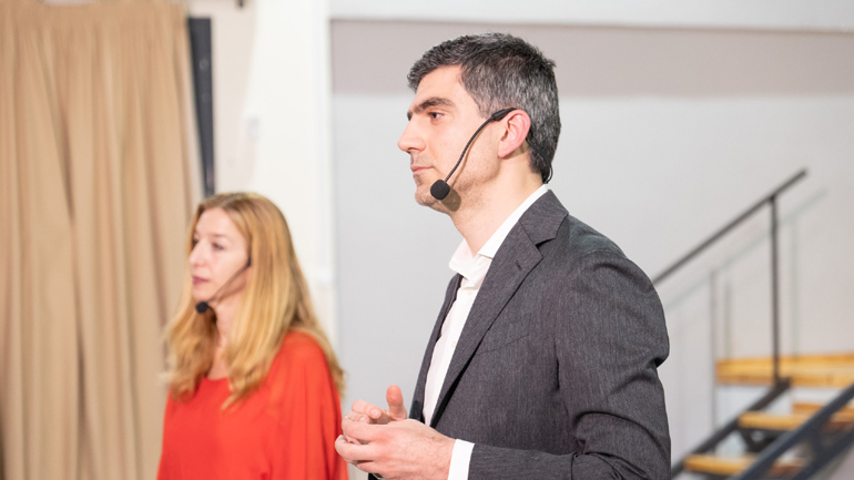 Εκπρόσωπος Τύπου του ΠΑΣΟΚ-ΚΙΝΑΛ αναλαμβάνει ο Θανάσης Γλαβίνας